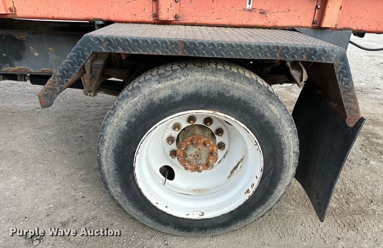 image for item NS9134 1991 International 4700  manure spreader truck