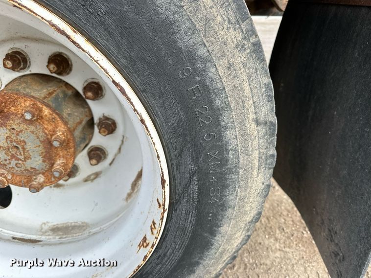 image for item NS9134 1991 International 4700  manure spreader truck