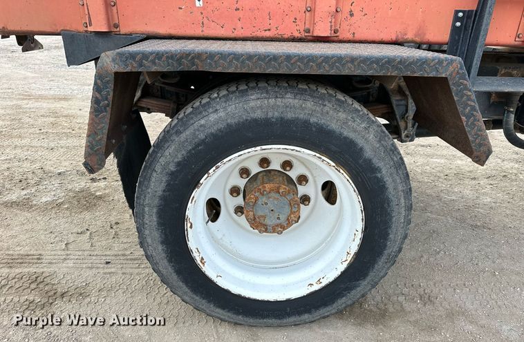 image for item NS9134 1991 International 4700  manure spreader truck