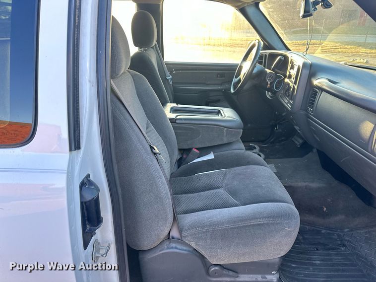 image for item OF9198 2005 Chevrolet Silverado 1500  Ext. Cab pickup truck