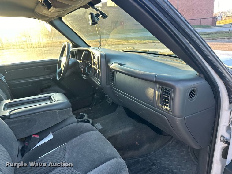 image for item OF9198 2005 Chevrolet Silverado 1500  Ext. Cab pickup truck