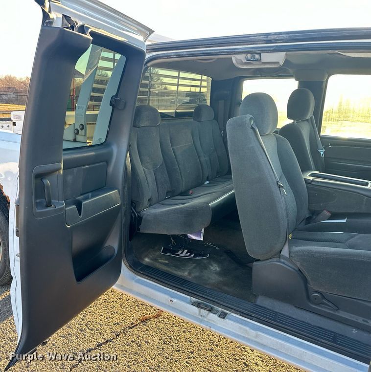 image for item OF9198 2005 Chevrolet Silverado 1500  Ext. Cab pickup truck