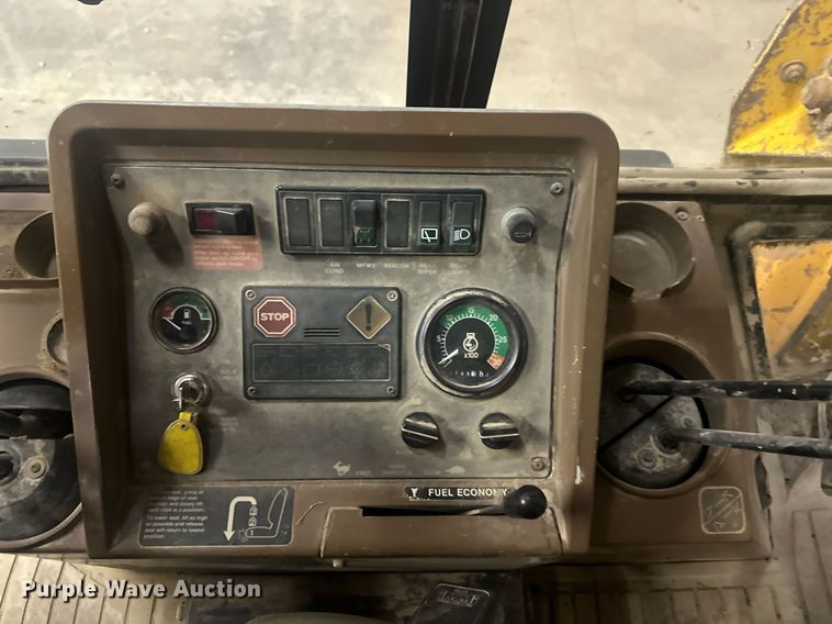 image for item OF9199 1992 John Deere 310D  backhoe