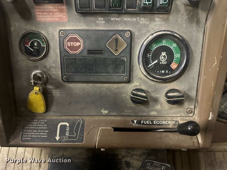 image for item OF9199 1992 John Deere 310D  backhoe