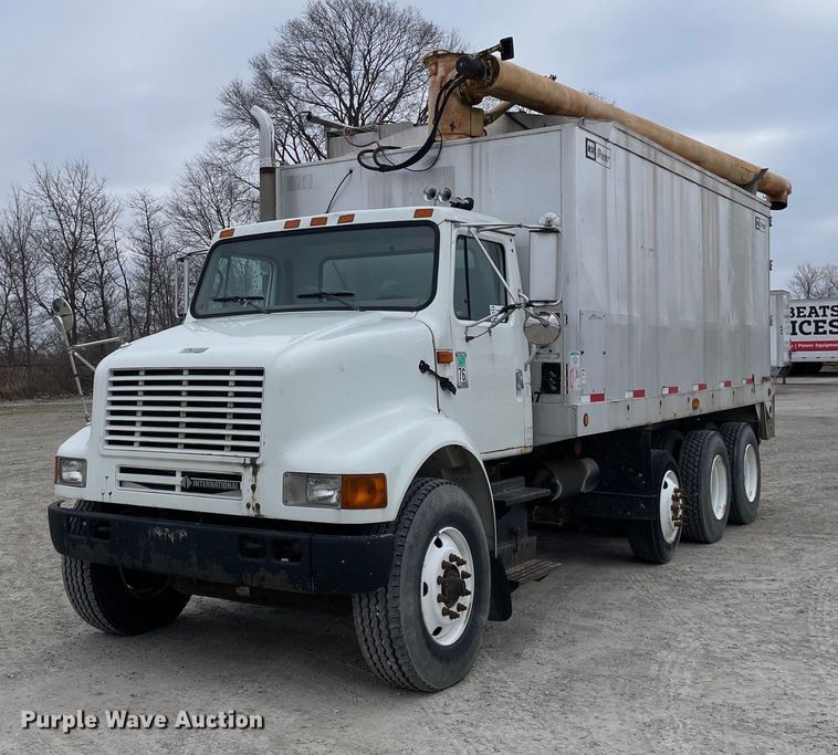 image for item DP0273 2001 International 8100  feed delivery truck