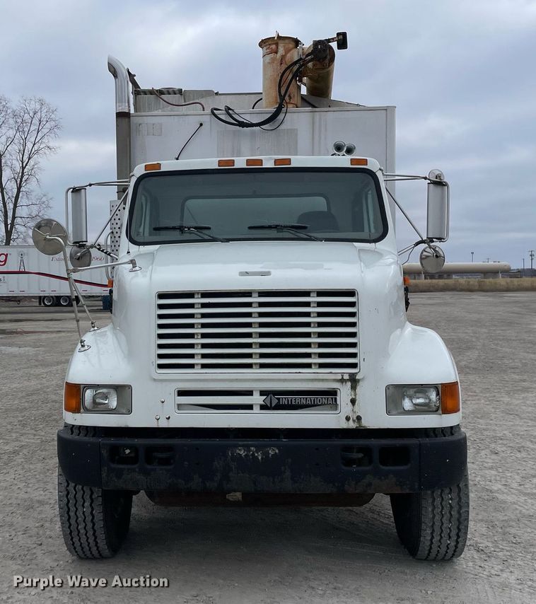 image for item DP0273 2001 International 8100  feed delivery truck