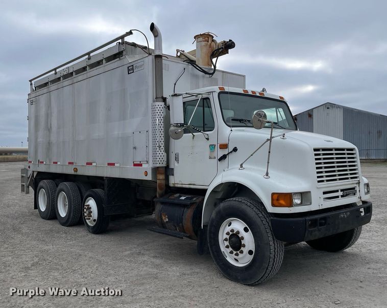 image for item DP0273 2001 International 8100  feed delivery truck