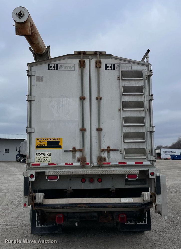 image for item DP0273 2001 International 8100  feed delivery truck