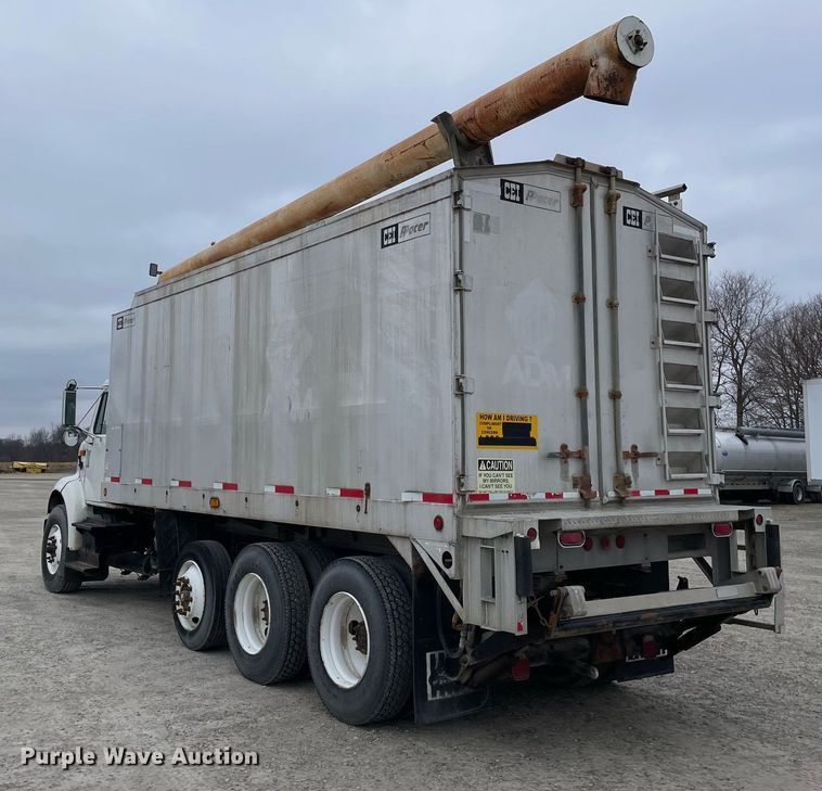 image for item DP0273 2001 International 8100  feed delivery truck