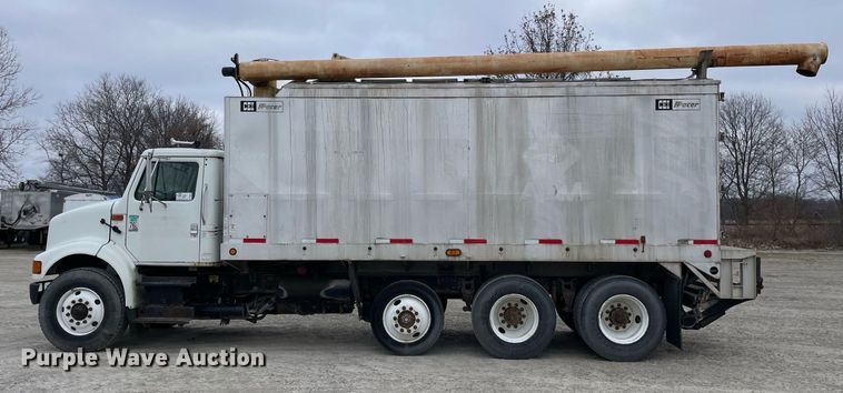 image for item DP0273 2001 International 8100  feed delivery truck