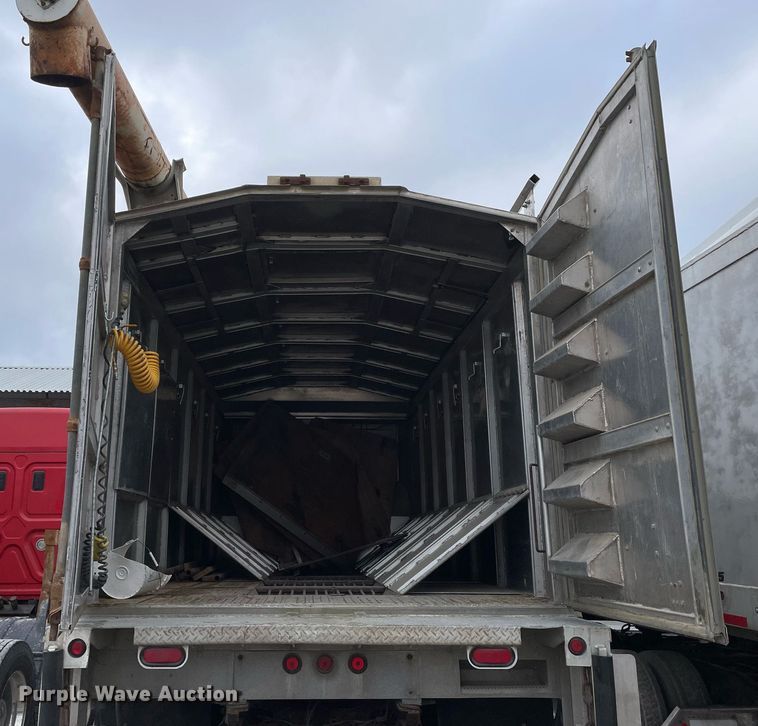 image for item DP0273 2001 International 8100  feed delivery truck