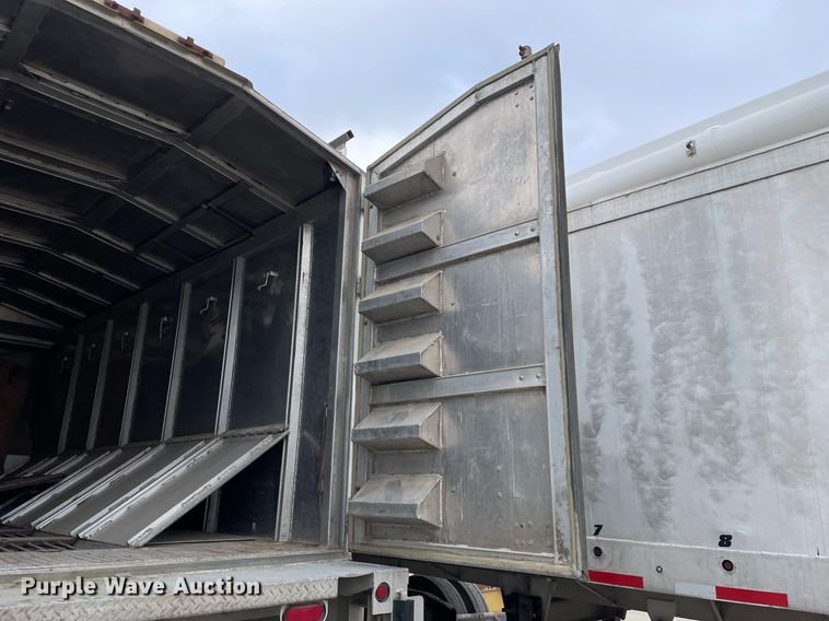 image for item DP0273 2001 International 8100  feed delivery truck