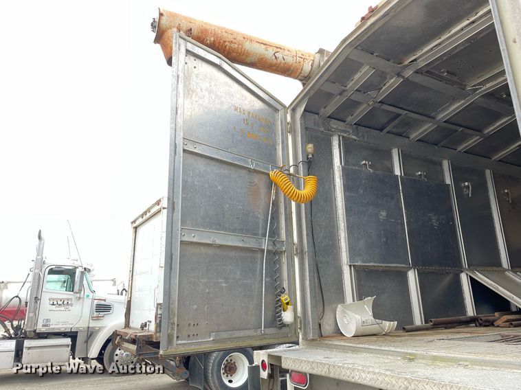 image for item DP0273 2001 International 8100  feed delivery truck