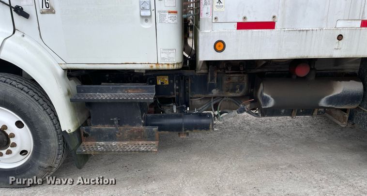 image for item DP0273 2001 International 8100  feed delivery truck