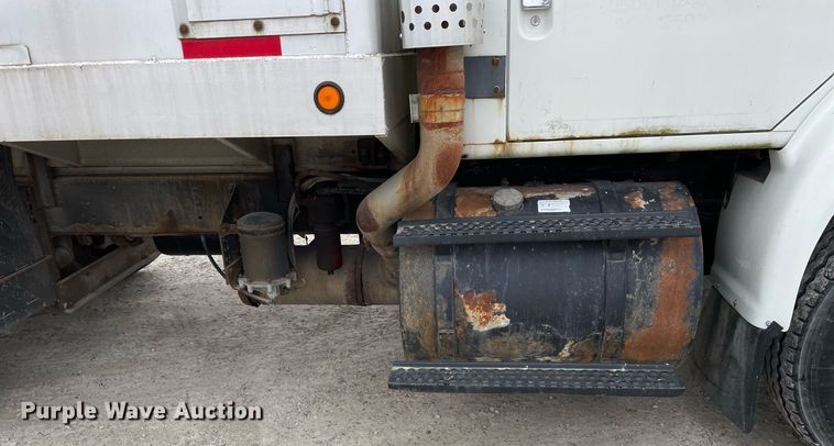 image for item DP0273 2001 International 8100  feed delivery truck