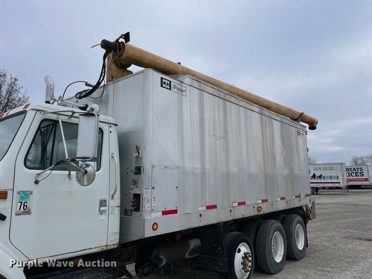 image for item DP0273 2001 International 8100  feed delivery truck