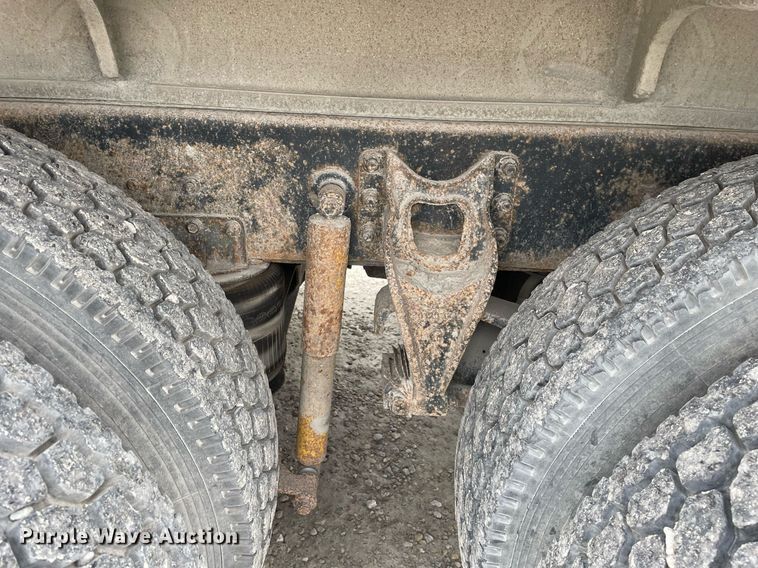 image for item DP0273 2001 International 8100  feed delivery truck