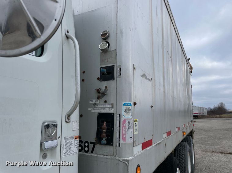 image for item DP0273 2001 International 8100  feed delivery truck