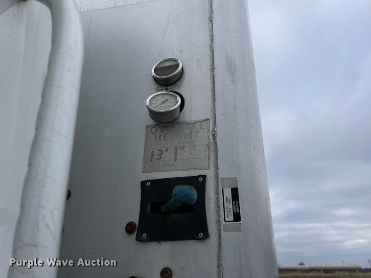 image for item DP0273 2001 International 8100  feed delivery truck