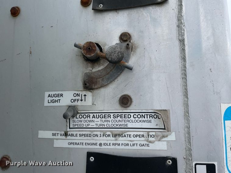 image for item DP0273 2001 International 8100  feed delivery truck