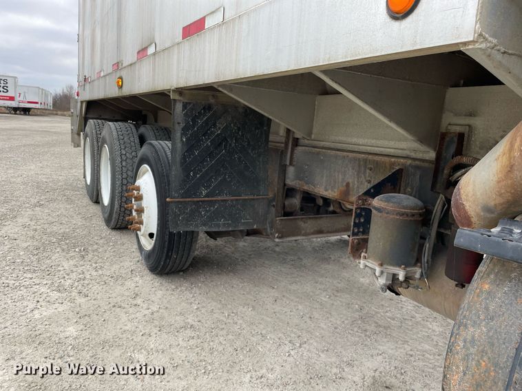 image for item DP0273 2001 International 8100  feed delivery truck