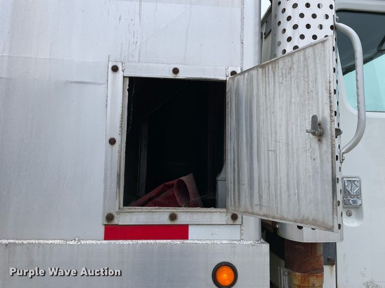 image for item DP0273 2001 International 8100  feed delivery truck