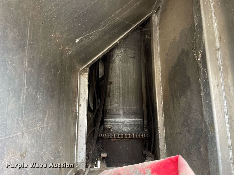 image for item DP0273 2001 International 8100  feed delivery truck