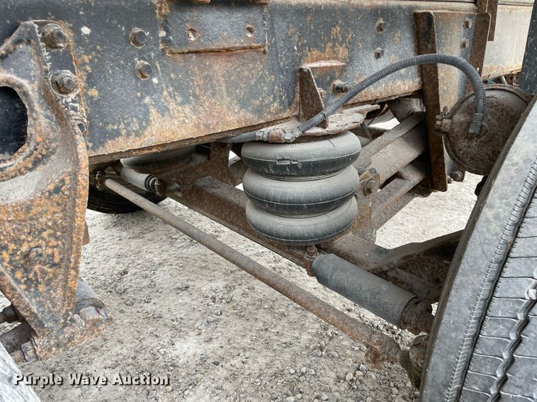 image for item DP0273 2001 International 8100  feed delivery truck