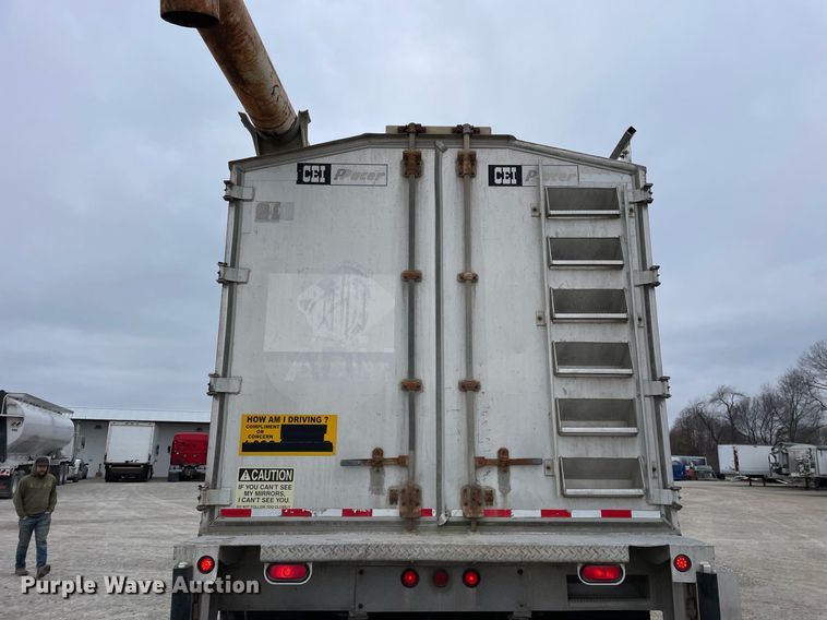 image for item DP0273 2001 International 8100  feed delivery truck