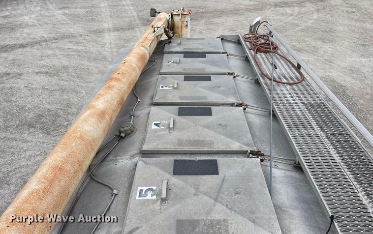 image for item DP0273 2001 International 8100  feed delivery truck