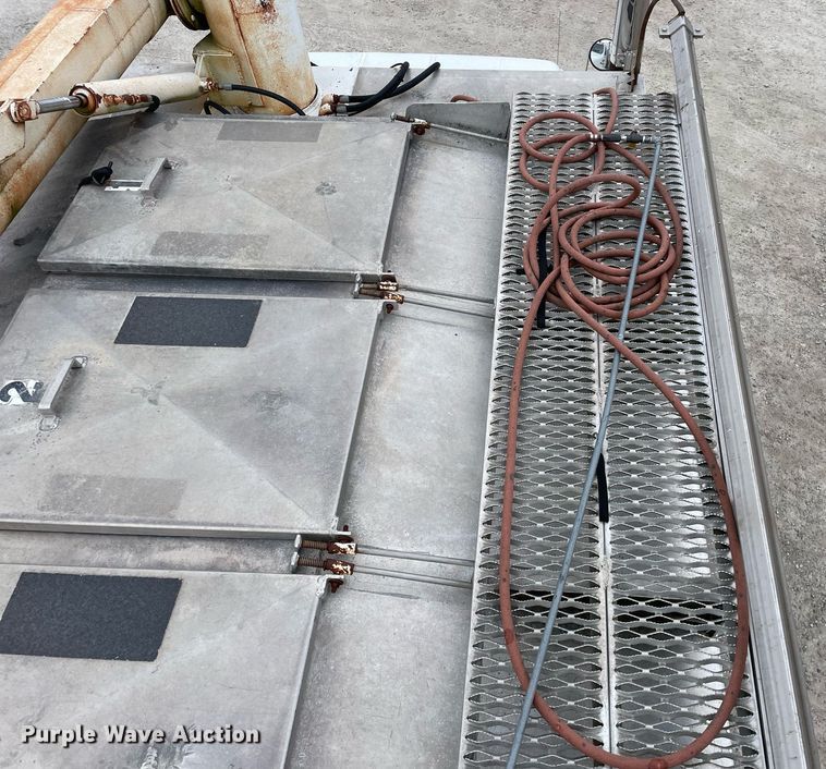 image for item DP0273 2001 International 8100  feed delivery truck