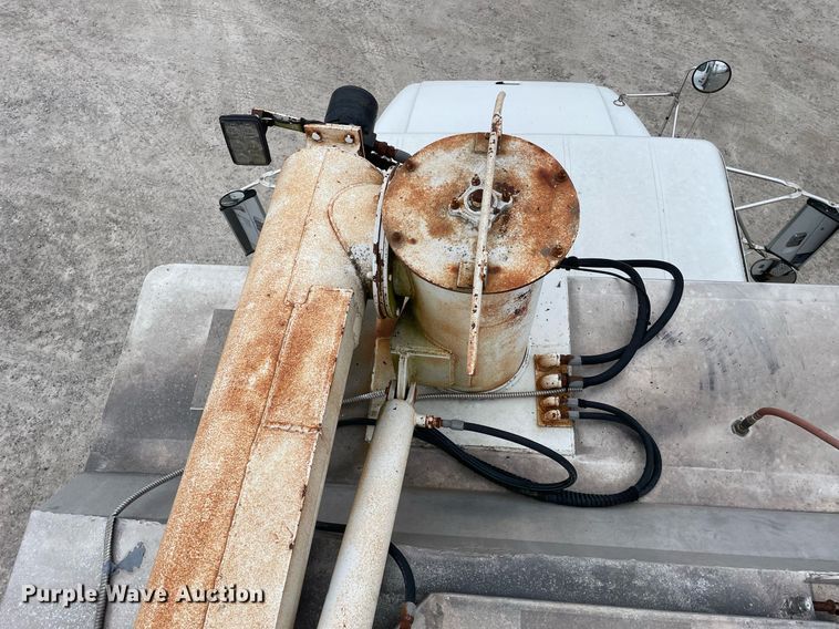 image for item DP0273 2001 International 8100  feed delivery truck