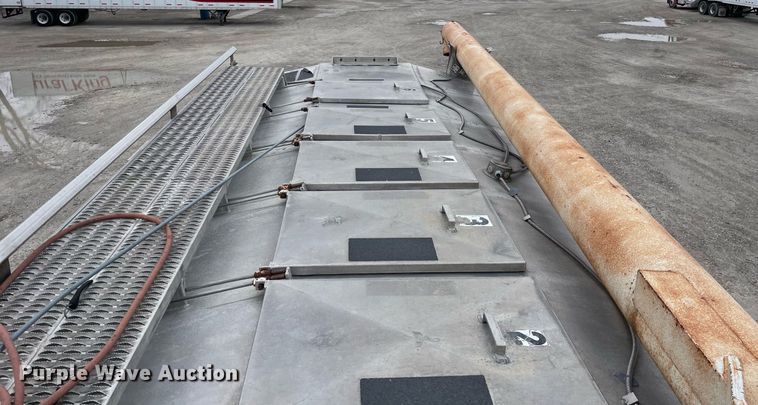 image for item DP0273 2001 International 8100  feed delivery truck