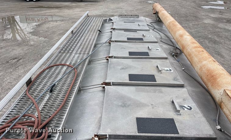 image for item DP0273 2001 International 8100  feed delivery truck