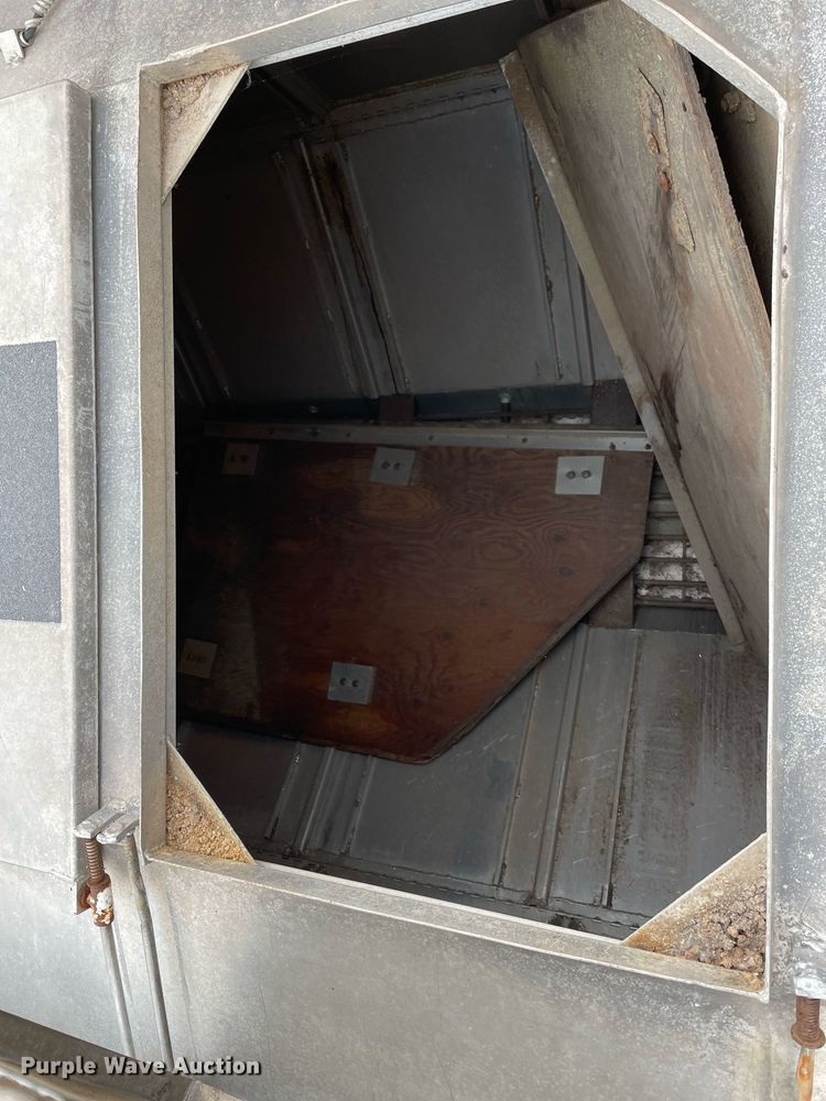 image for item DP0273 2001 International 8100  feed delivery truck