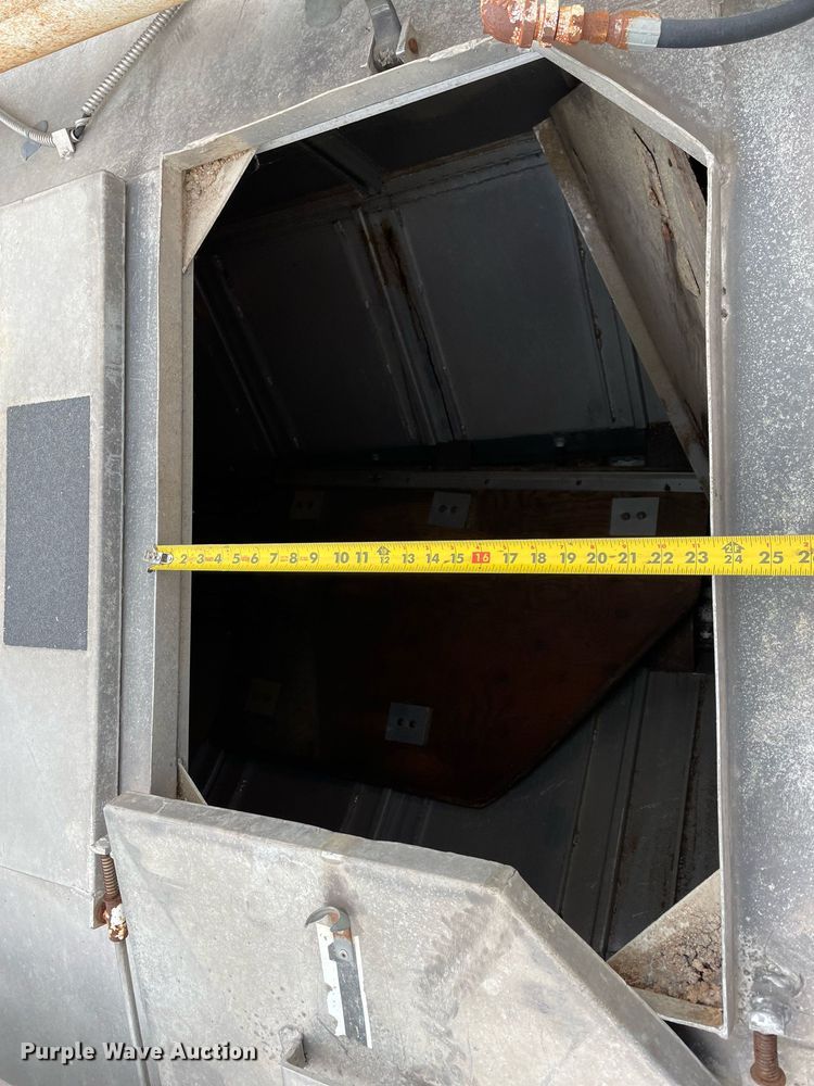 image for item DP0273 2001 International 8100  feed delivery truck