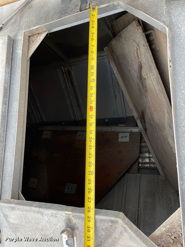 image for item DP0273 2001 International 8100  feed delivery truck