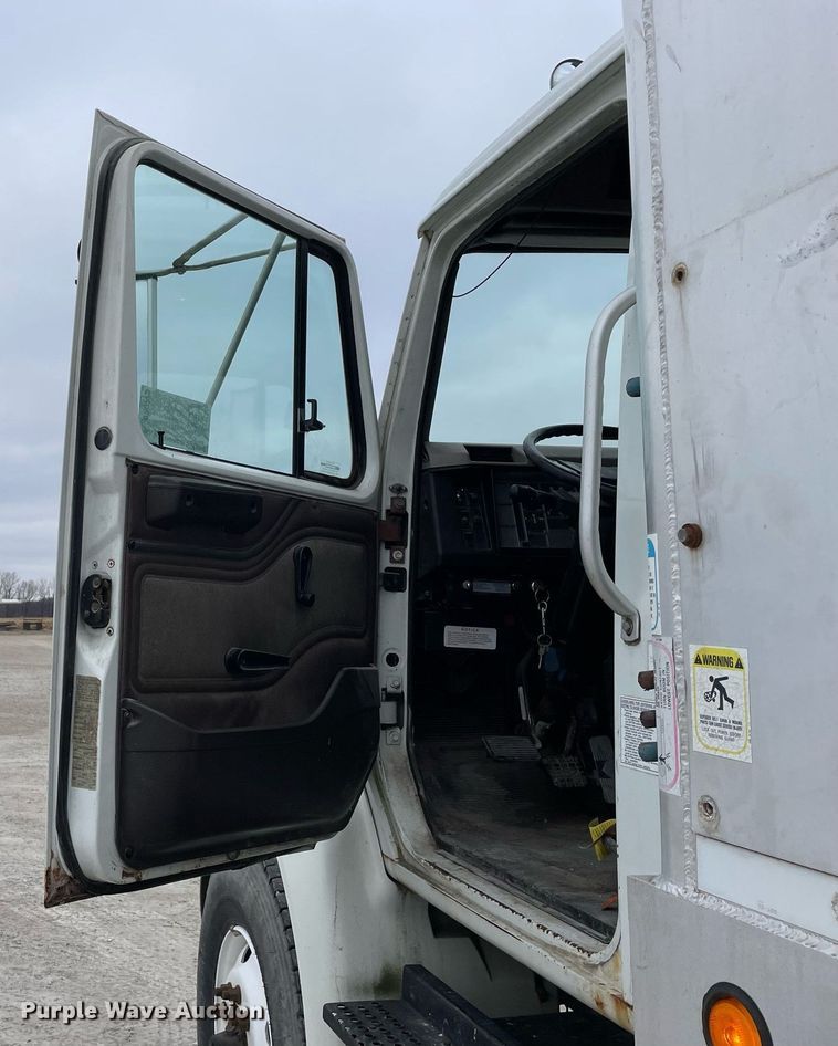 image for item DP0273 2001 International 8100  feed delivery truck