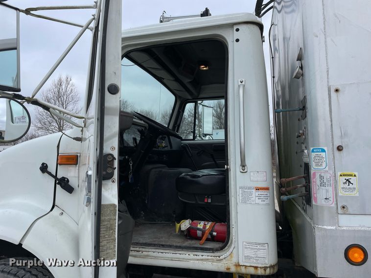 image for item DP0273 2001 International 8100  feed delivery truck