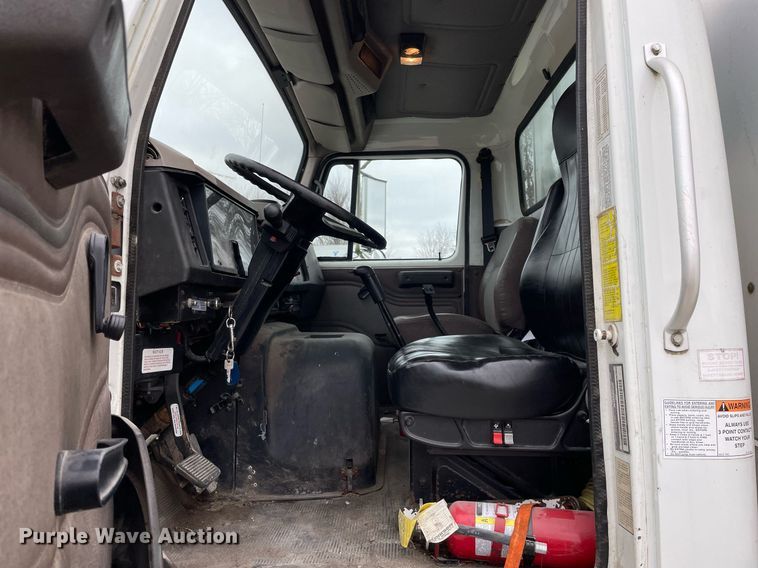 image for item DP0273 2001 International 8100  feed delivery truck