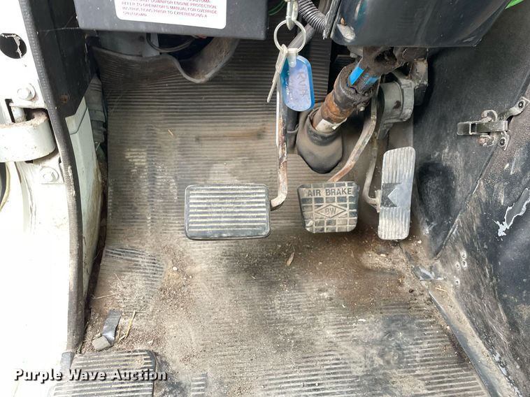 image for item DP0273 2001 International 8100  feed delivery truck