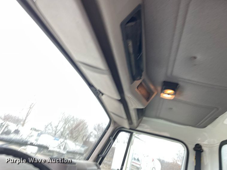 image for item DP0273 2001 International 8100  feed delivery truck