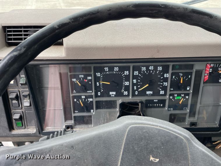 image for item DP0273 2001 International 8100  feed delivery truck