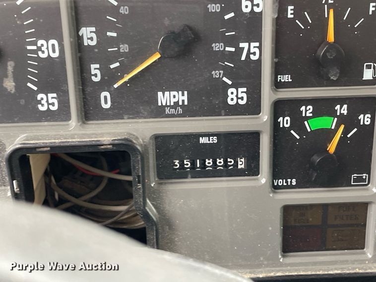 image for item DP0273 2001 International 8100  feed delivery truck