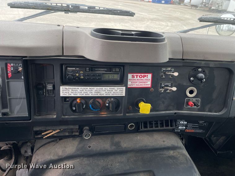 image for item DP0273 2001 International 8100  feed delivery truck