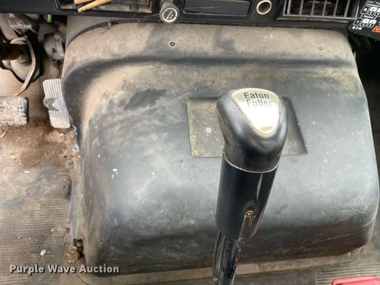 image for item DP0273 2001 International 8100  feed delivery truck