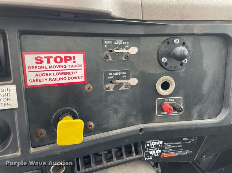 image for item DP0273 2001 International 8100  feed delivery truck