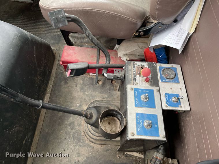 image for item DP0273 2001 International 8100  feed delivery truck