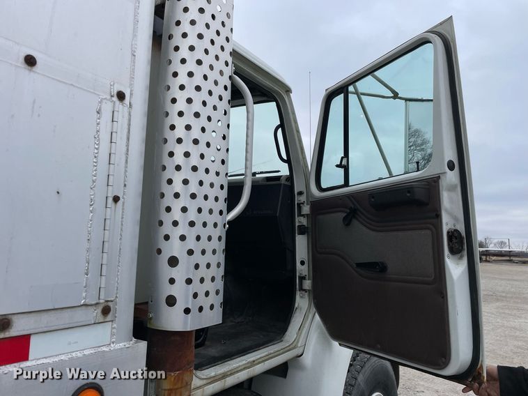 image for item DP0273 2001 International 8100  feed delivery truck