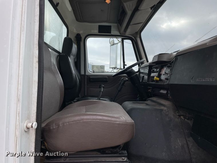 image for item DP0273 2001 International 8100  feed delivery truck